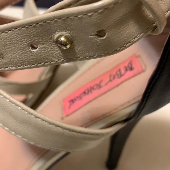 BETSEY JOHNSON COLORBLOCK HEELS BEIGE & BLACK 4” TWO TONE PINUP ROCKABILLY SZ 9 - Picture 14 of 15
